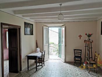 Beautiful four bedroom stone house with garden for sale. Agnone. Img6