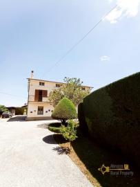 Large villa with 2 separate apartments and 3 hectares of land. Img3