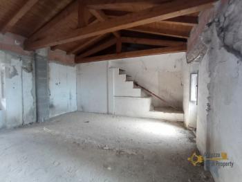 Ancient stone house to renovate, with garden and new roof. Img11