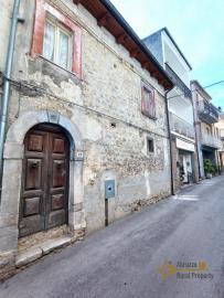Ancient stone house to renovate, with garden and new roof. Img2