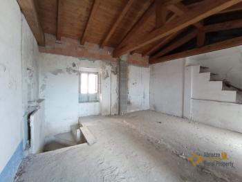 Ancient stone house to renovate, with garden and new roof. Img10