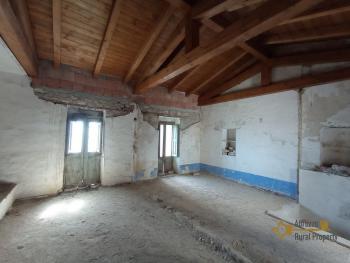 Ancient stone house to renovate, with garden and new roof. Img1
