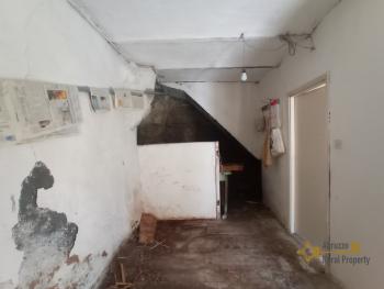 Two-bedroom house in need of internal restoration. Abruzzo. Img4