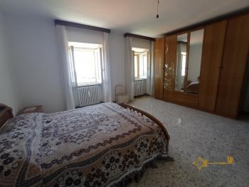 Large townhouse with panoramic view, garden and barn. Abruzzo. Img18