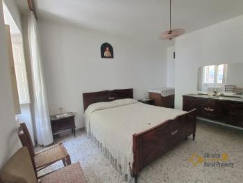 Large townhouse with panoramic view, garden and barn. Abruzzo. Img22