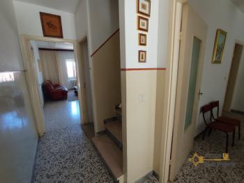 Large townhouse with panoramic view, garden and barn. Abruzzo. Img11