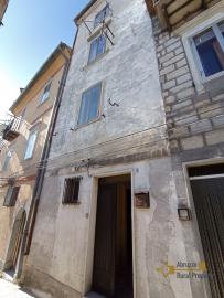 Cheap town house with panoramic view for sale in Abruzzo.