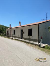 Detached country house with panoramic terrace, garage and garden. Roccaspinalveti. Img3
