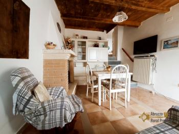 Renovated town house with panoramic terrace in Carunchio. Img3