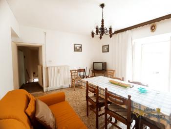 Perfect condition town house with terrace and cellars for sale. Img12