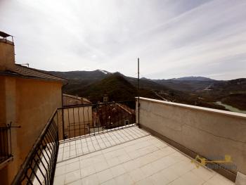Stunning lake view town house with roof terrace and annex. Abruzzo. Img3