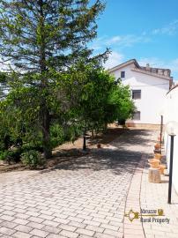 Elegant villa in perfect condition with 4500 sqm of garden in Molise. Img7