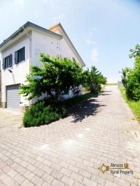 Private ready to move in country house with land for sale in Molise. Img3