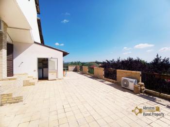 Exclusive and stunning villa with swimming pool and 8 hectares of land for sale in Penne. Img27