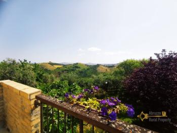 Exclusive and stunning villa with swimming pool and 8 hectares of land for sale in Penne. Img28