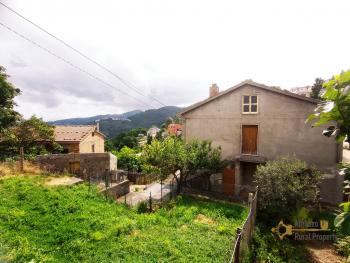 Detached town house with garden and separate annex for sale in Abruzzo.