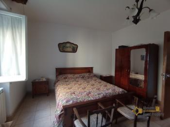 Detached town house with garage and cellar for sale in Carunchio. Img11