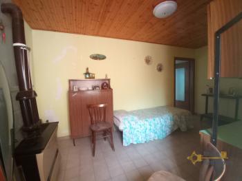 Two bedroom town house with garden and cellar. Agnone Img13