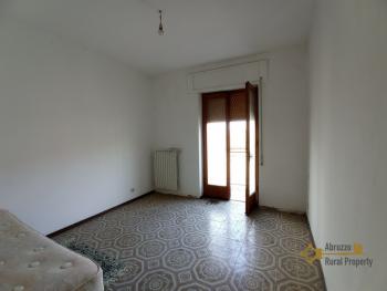 Two-bedroom town house of 75 sqm in need of internal renovation. Gissi Img11