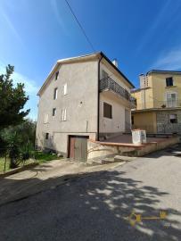 Perfect condition four-bedroom, detached town house with garage and land. Casalanguida. Img37