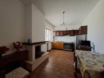 Perfect condition four-bedroom, detached town house with garage and land. Casalanguida. Img2