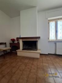 Perfect condition four-bedroom, detached town house with garage and land. Casalanguida. Img4