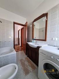 Perfect condition four-bedroom, detached town house with garage and land. Casalanguida. Img21