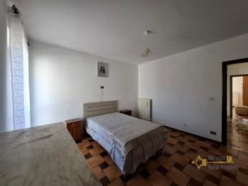 Perfect condition four-bedroom, detached town house with garage and land. Casalanguida. Img24