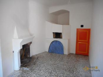 Traditional town house with balcony, at 25 km from the Adriatic coast. Italy | Abruzzo | Furci. € 25.000 Ref.: FC5566 photo 3