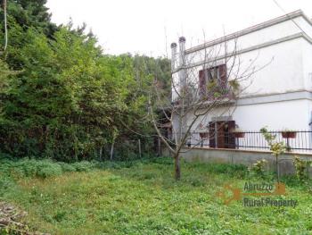 Lake view townhouse with garden for sale in Bomba, Abruzzo. Img3