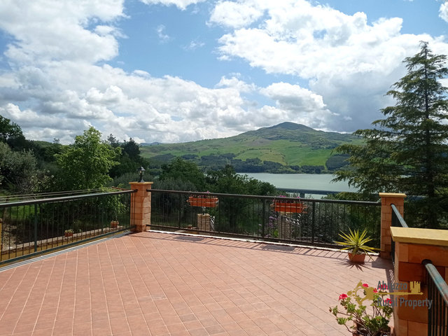 Beautiful villa at 33 km from the coast, with exclusive lake and countryside view.