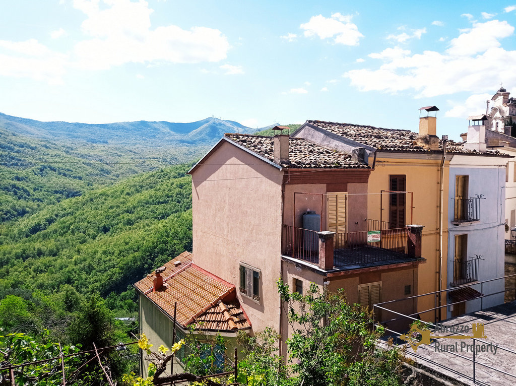 Petite-town-house-with-panoramic-view-for-sale-Colledimezzo-Abruzzo-italy.jpg Petite-town-house-with-panoramic-view-for-sale-Colledimezzo-Abruzzo-italy.jpg