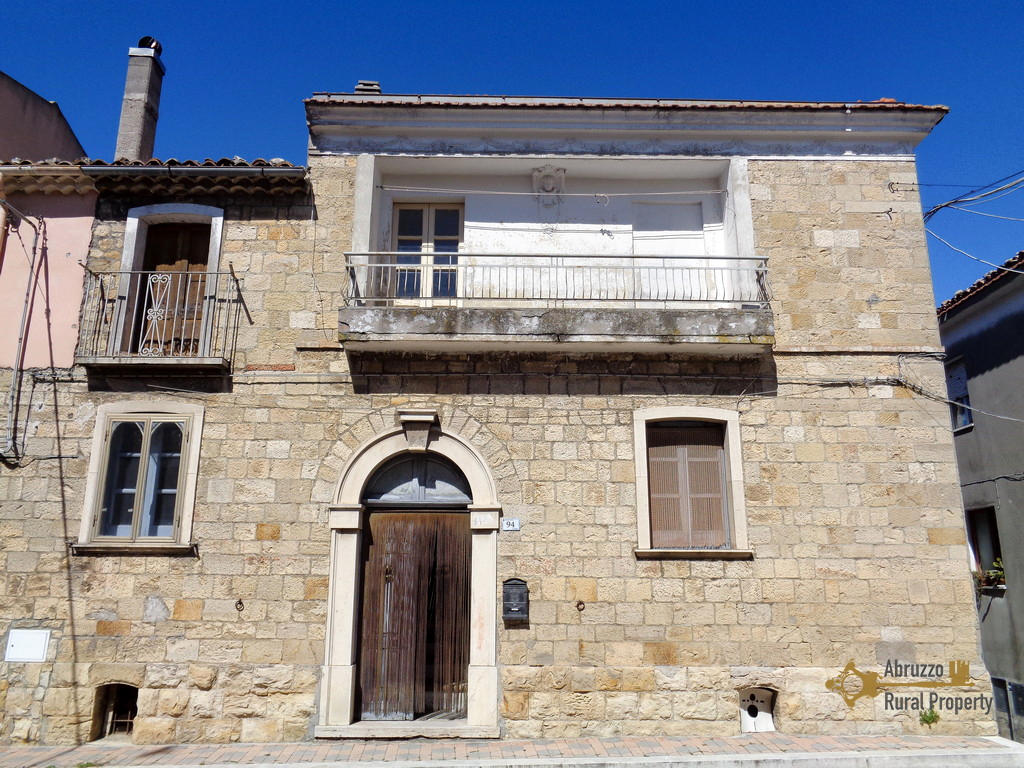 Italian traditional stone house for sale in Molise