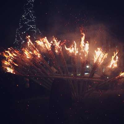 Long torches, made with slats of fir, dried broom and strings