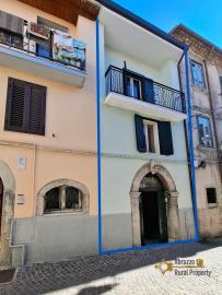 Four-bedroom traditional stone house with private garden. Agnone
