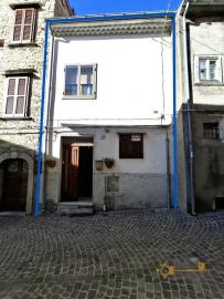 Large townhouse with stone cellars and back yard, in Molise.