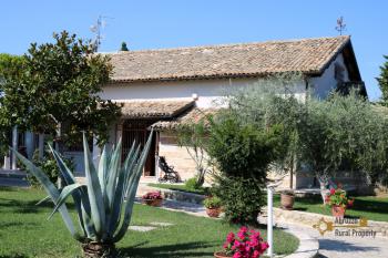Stunning high-tech villa with heated pool, 4km to the beach. Img13