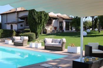 Stunning high-tech villa with heated pool, 4km to the beach. Img9