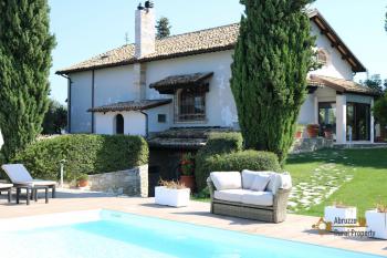 Stunning high-tech villa with heated pool, 4km to the beach. Img2
