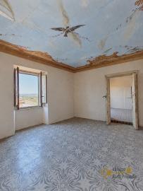 Elegant Historic Residence with Authentic Frescoes and Panoramic Views, near the Coast. Torino Di Sangro Img7
