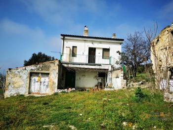 Inexpensive country house with terrace and 2600 sqm of land. Img7