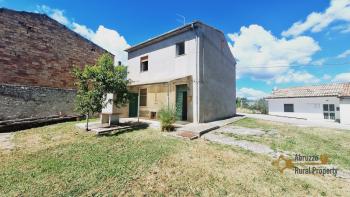 Detached house with land and annex to restore. Roccaspinalveti.