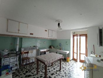 Three bedroom town house with terrace and cellar, for sale. Img7