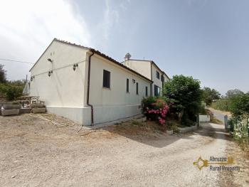 Traditional six-bedroom villa with garden close to the sea. Img16