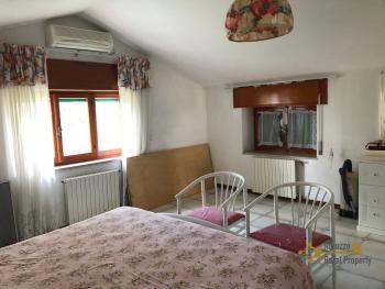 Semi-detached country house of 300 sqm, garden with olive grove. Img48