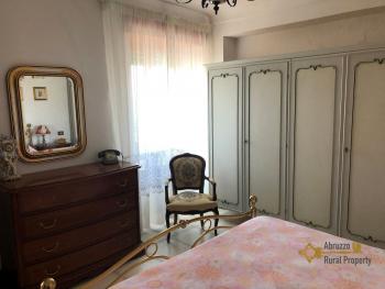 Semi-detached country house of 300 sqm, garden with olive grove. Img34