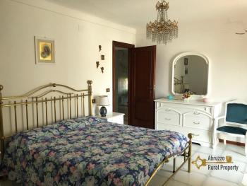 Semi-detached country house of 300 sqm, garden with olive grove. Img37