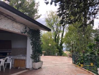 Semi-detached country house of 300 sqm, garden with olive grove. Img7