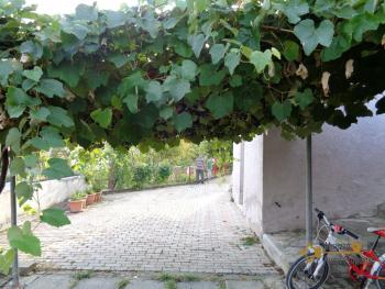 Detached building with two apartments, garden and basement. Img29