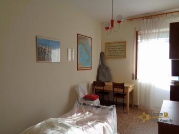 Detached building with two apartments, garden and basement. Img15